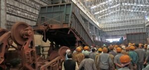 Adityapur Rail Mishap: आदित्यपुर में बड़ा हादसा टला‚ मालगाड़ी दीवार तोड़ दूसरी ट्रेन से टकराई