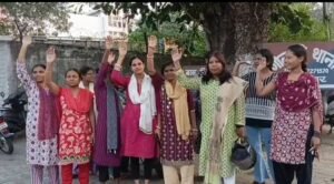 Jamshedpur News: गाड़ाबासा में मेंस पार्लर के खिलाफ महिलाओं का हंगामा‚ गलत काम का आरोप