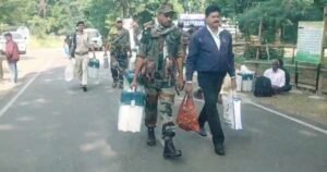 Ghatshila Voting: घाटशिला विधानसभा में मतदान की तैयारी पूरी‚ पोलिंग पार्टियां बूथों के लिए रवाना