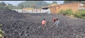 Illegal Coal racket: भुरकुंडा हाई स्कूल के पीछे अवैध कोयला भंडारण का भंडाफोड़‚ स्थानीय प्रशासन की भूमिका पर उठे सवाल