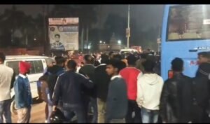 Road Accident: बस और कार की टक्कर‚ मौके पर मचा बवाल