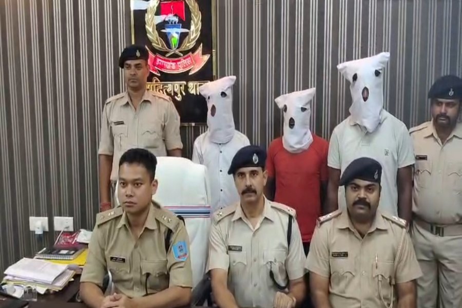 Adityapur Crime News: आदित्यपुर कृषि विज्ञान केंद्र में मिले शव का खुलासा, वेतन के 11 हजार रुपये के लिए हत्या, तीन गिरफ्तार