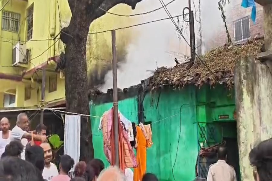 Jamshedpur Breaking: गोलमुरी की केबुल बस्ती में खपरैल मकान में लगी आग, सामान जलकर राख