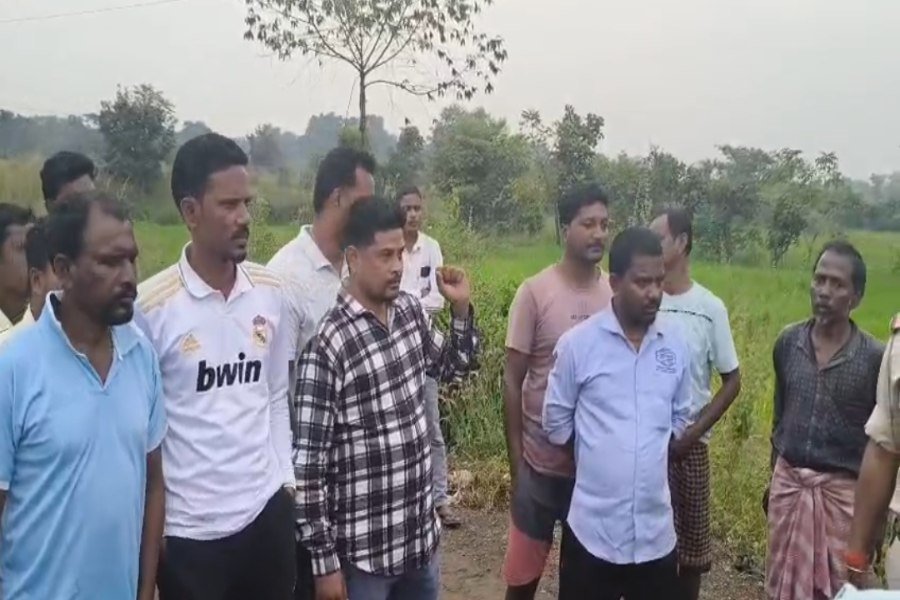 Adityapur News: मीरूडीह में कचरा प्लांट को लेकर संग्राम, डिप्टी मेयर की पहल पर ग्रामीणों ने किया विरोध, घंटों नोकझोंक के बाद पहुंचे मेयर