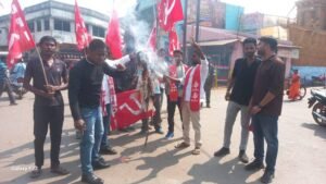 Jharkhand News: चाकुलिया में CPI का प्रदर्शन, मुख्य चुनाव आयुक्त के इस्तीफे की मांग Jharkhand News: चाकुलिया में CPI का प्रदर्शन, मुख्य चुनाव आयुक्त के इस्तीफे की मांग