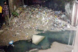 Jamshedpur News: साकची गुरुद्वारा बस्ती में ड्रेनेज फेल, सड़क पर बह रहा गंदा पानी