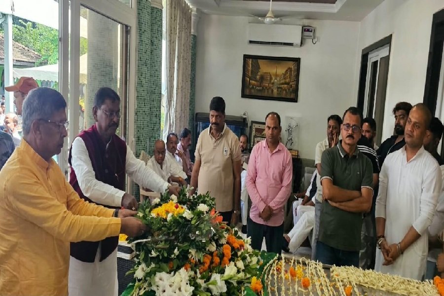 Rupi Soren Death: रूपी सोरेन को आदित्य साहू ने दी श्रद्धांजलि, अर्जुन मुंडा के साथ पहुंचे शिबू सोरेन के आवास