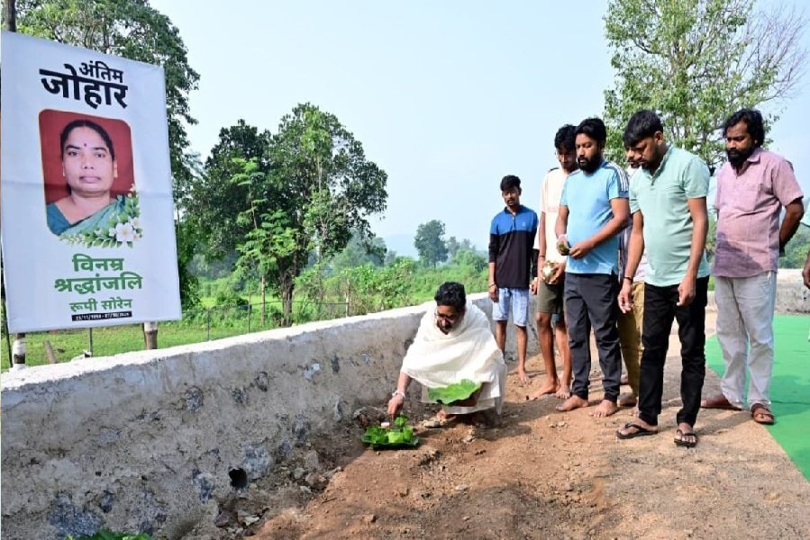 Jharkhand News: पैतृक गांव नेमरा पहुंचे सीएम हेमंत सोरेन, मां रूपी सोरेन के निधन के बाद निभाई पारंपरिक श्राद्ध रस्में