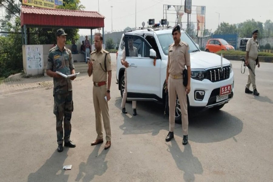 Jamshedpur News: त्योहारों से पहले जमशेदपुर पुलिस अलर्ट, SSP ने चेकिंग प्वाइंट का किया औचक निरीक्षण