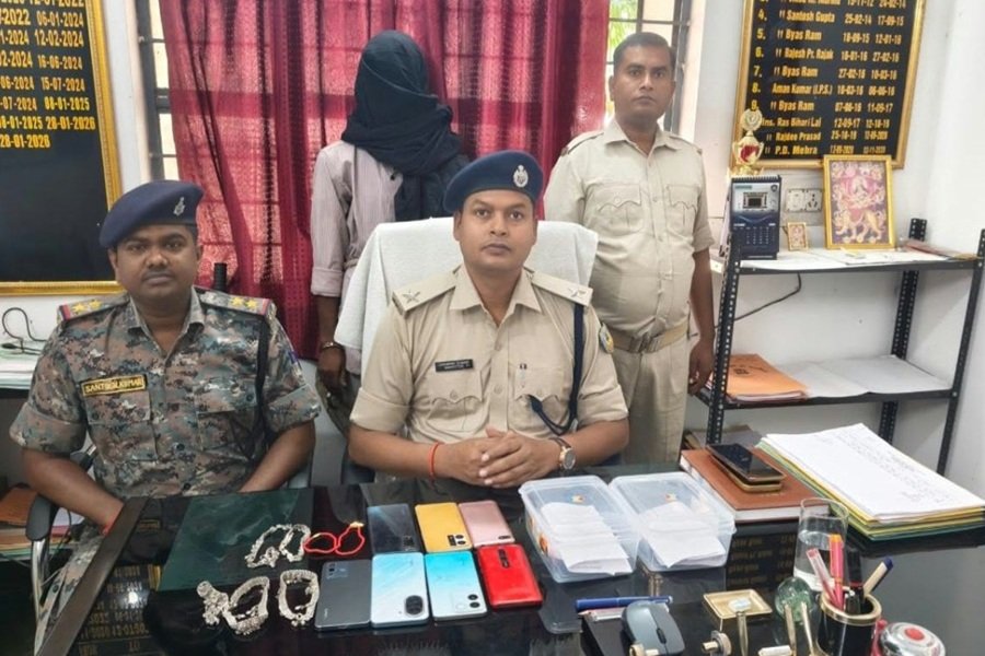 Palamu Crime News: हुसैनाबाद में चोरी के मोबाइल और जेवर बेचने पहुंचे दो लोग पकड़े गए, 8 फोन बरामद