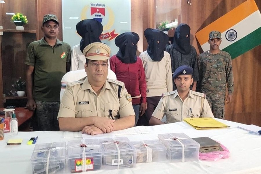 Chatra Crime News: चतरा में 2.5 किलो अफीम और 4 लाख रुपये बरामद, चार तस्कर गिरफ्तार