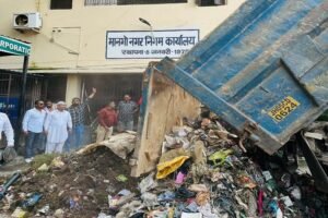 Jamshedpur News: मानगो में कचरे पर भड़का गुस्सा, विधायक सरयू राय ने निगम कार्यालय के बाहर फेंक दिया कूड़ा Jamshedpur News: मानगो में कचरे पर भड़का गुस्सा, विधायक सरयू राय ने निगम कार्यालय के बाहर फेंक दिया कूड़ा