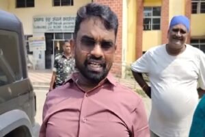 Potka News: पोटका में लेटलतीफ कर्मचारियों पर भड़के विधायक संजीव सरदार, मुख्य गेट पर ही जमाया डेरा