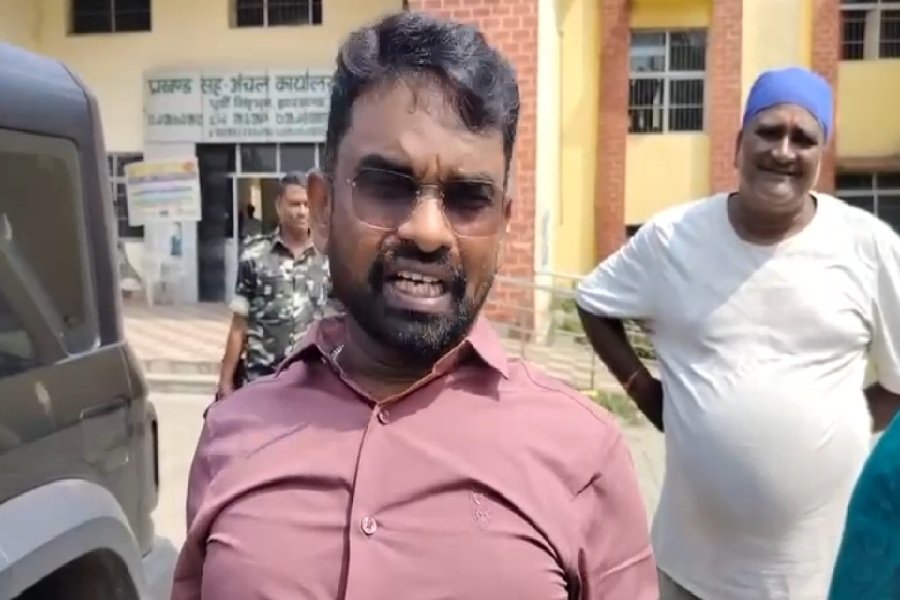 Potka News: पोटका में लेटलतीफ कर्मचारियों पर भड़के विधायक संजीव सरदार, मुख्य गेट पर ही जमाया डेरा