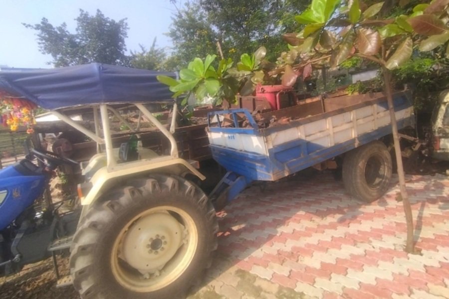 Chaibasa News: नोवामुंडी के जंगल में अवैध लौह अयस्क खनन का खुलासा, वन विभाग ने ट्रैक्टर जब्त किया
