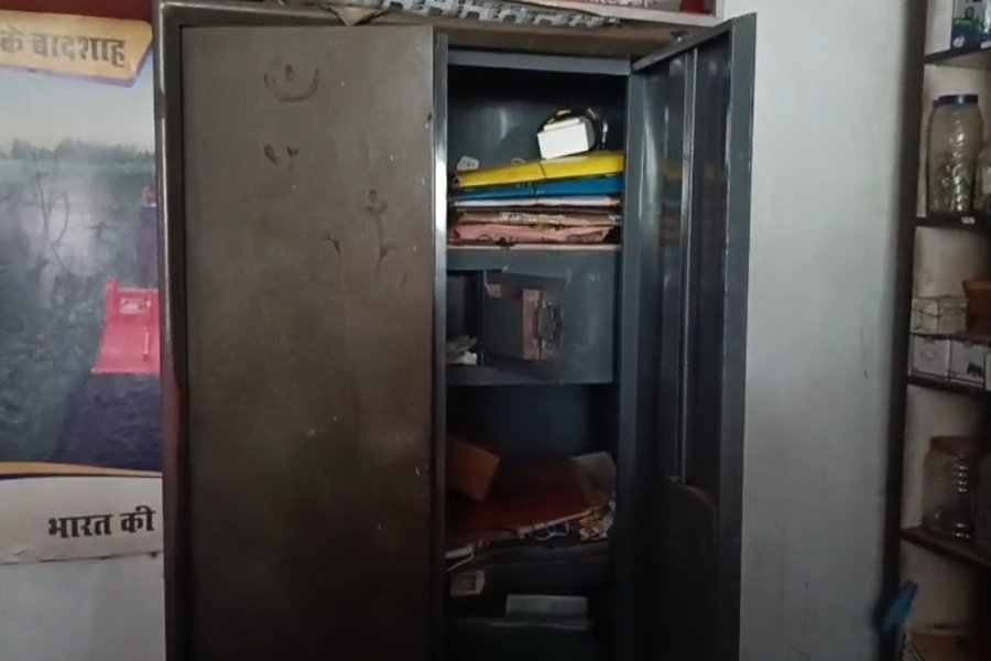 Seraikela News: सरायकेला में सोनालिका शोरूम में चोरी की कोशिश, छत का शेड तोड़कर घुसे चोर