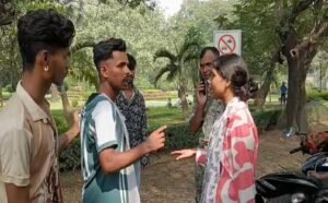 Jamshedpur News: जुबिली पार्क के पास युवती ने युवक को पकड़ा, मोबाइल चोरी और ब्लैकमेलिंग का आरोप