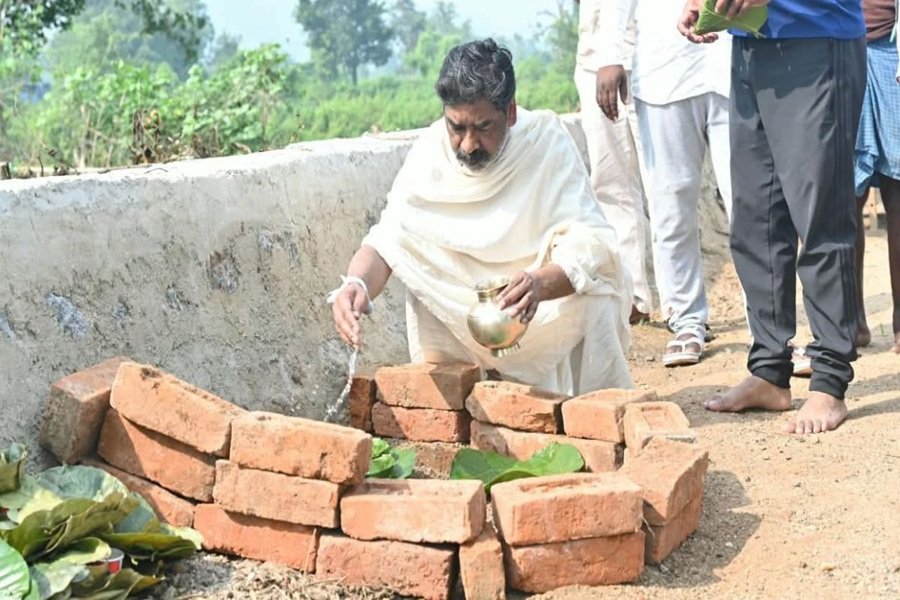 Jharkhand News: मां के श्राद्ध कर्म में शामिल हुए हेमंत सोरेन, नेमरा में निभाईं सातवें दिन की रस्में