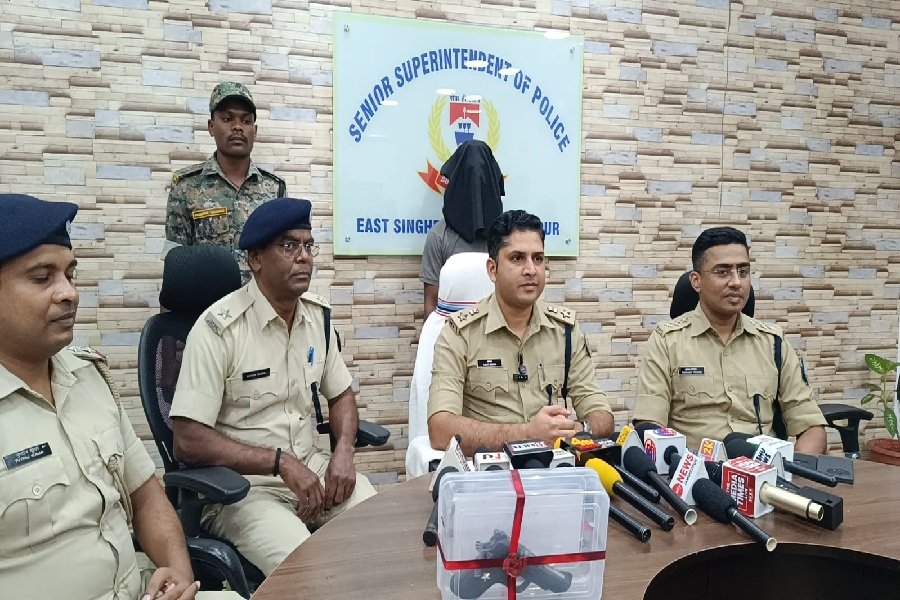 Jamshedpur Crime News: मानगो बस स्टैंड के पास हथियार के साथ अपराधी गिरफ्तार, मासूक मनीष गिरोह से जुड़ा होने का दावा