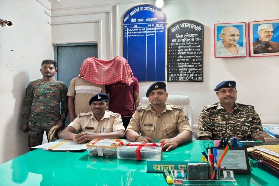 Lohardaga Crime News: लोहरदगा में हथियार और कारतूस के साथ दो आरोपी गिरफ्तार, 17 वर्षीय नाबालिग भी पकड़ा गया