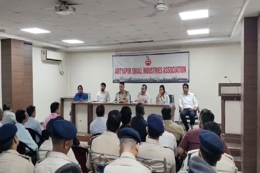 Seraikela News: आदित्यपुर-गम्हरिया में दुर्गा पूजा पर 800 अतिरिक्त जवान तैनात, सादे कपड़ों में भी होगी निगरानी