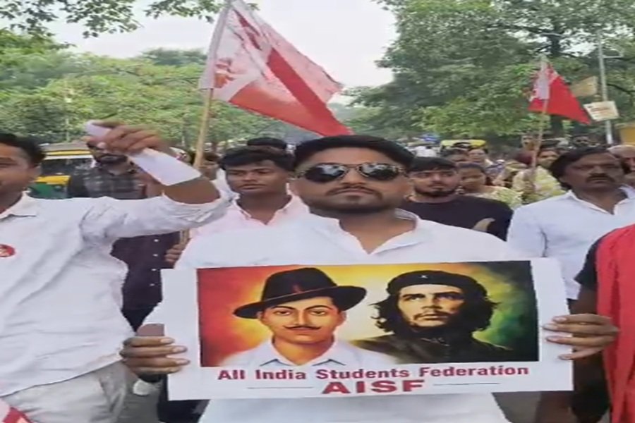 Jamshedpur News: नेताजी सुभाष यूनिवर्सिटी में यूनिफॉर्म नहीं खरीदने पर छात्र को बाहर करने का आरोप, AISF ने किया प्रदर्शन