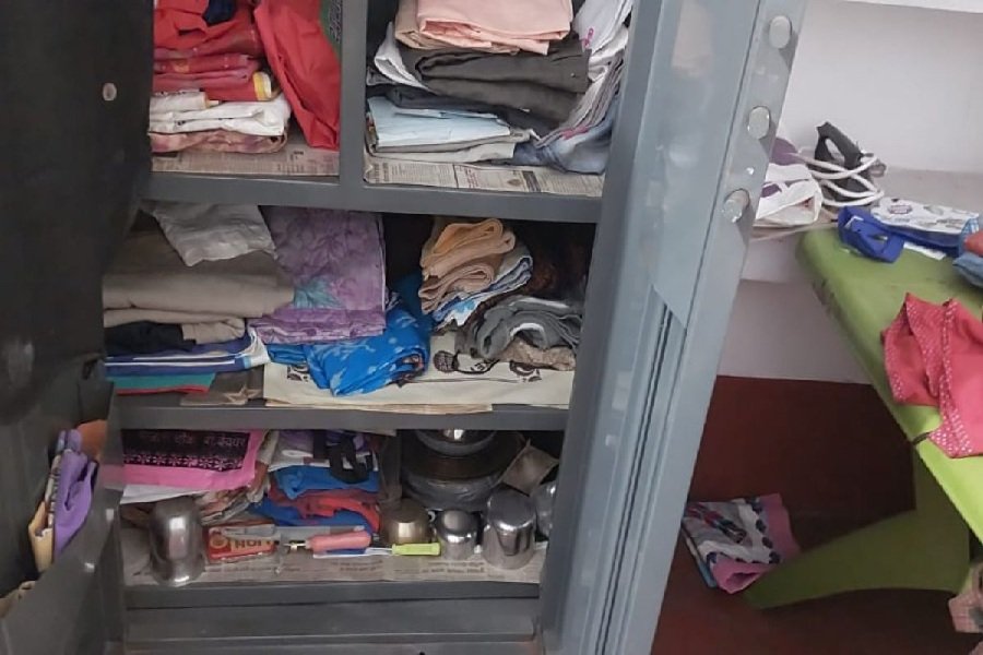 Jamtara Crime News: जामताड़ा में बंद मकान को चोरों ने बनाया निशाना, सोने के गहने और 50 हजार रुपये ले उड़े