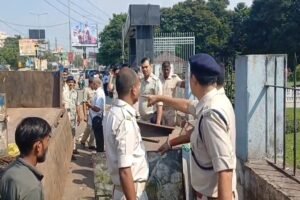 Adityapur News: आदित्यपुर में चाकूबाजी के बाद प्रशासन सख्त, जियाडा भवन के बाहर से हटाए गए सभी फास्ट फूड ठेले