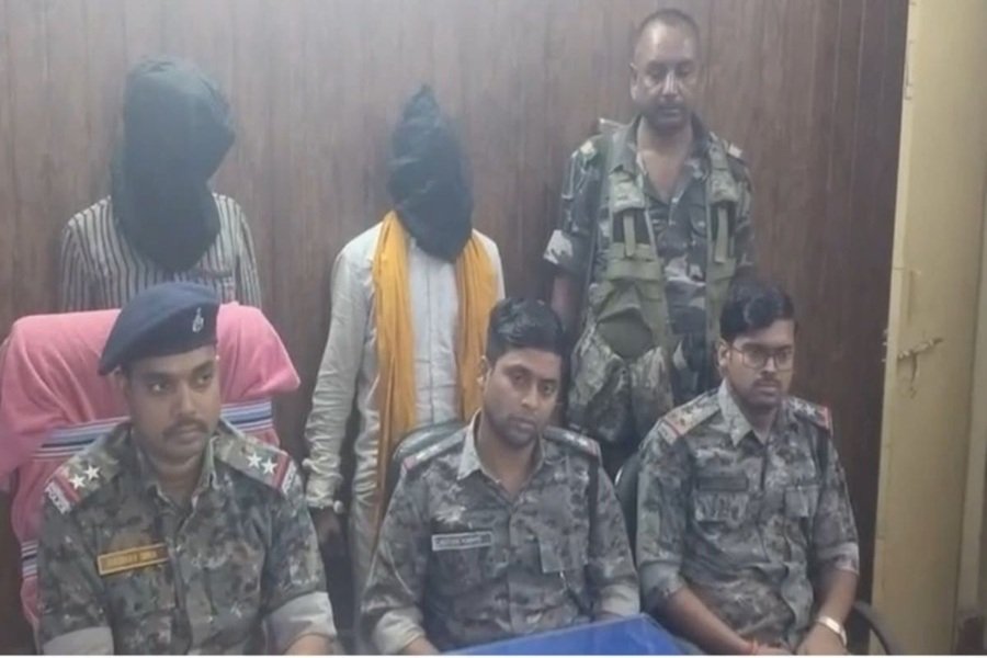 Latehar Crime News: लातेहार में हथियार दिखाकर लोगों को डराने वाले दो आरोपी गिरफ्तार, देसी रिवॉल्वर और चाकू बरामद