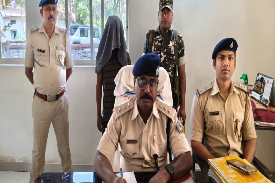 West Singhbhum Crime News: पश्चिमी सिंहभूम में लूट और चोरी के मामलों में आरोपी गिरफ्तार, हथियार बरामद