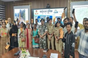 Chaibasa News: चाईबासा पुलिस ने लौटाए 48 गुम मोबाइल, CEIR पोर्टल की मदद से मिली सफलता Chaibasa News: चाईबासा पुलिस ने लौटाए 48 गुम मोबाइल, CEIR पोर्टल की मदद से मिली सफलता
