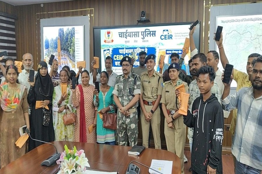 Chaibasa News: चाईबासा पुलिस ने लौटाए 48 गुम मोबाइल, CEIR पोर्टल की मदद से मिली सफलता