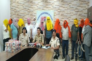 Jamshedpur Crime News: बिरसानगर में जुआ अड्डे पर पुलिस की छापेमारी, 15 गिरफ्तार, 7.67 लाख रुपये और 16 मोबाइल जब्त