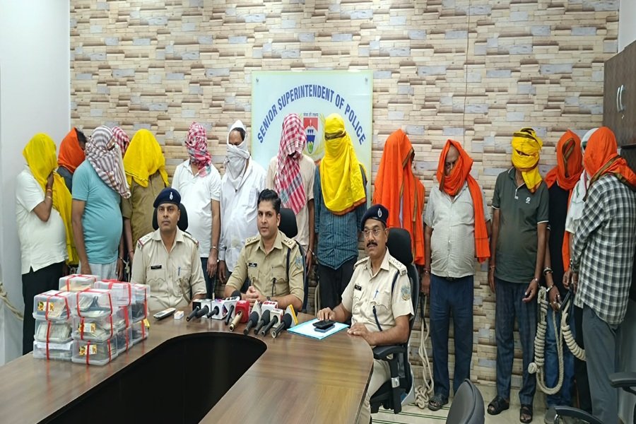 Jamshedpur Crime News: बिरसानगर में जुआ अड्डे पर पुलिस की छापेमारी, 15 गिरफ्तार, 7.67 लाख रुपये और 16 मोबाइल जब्त