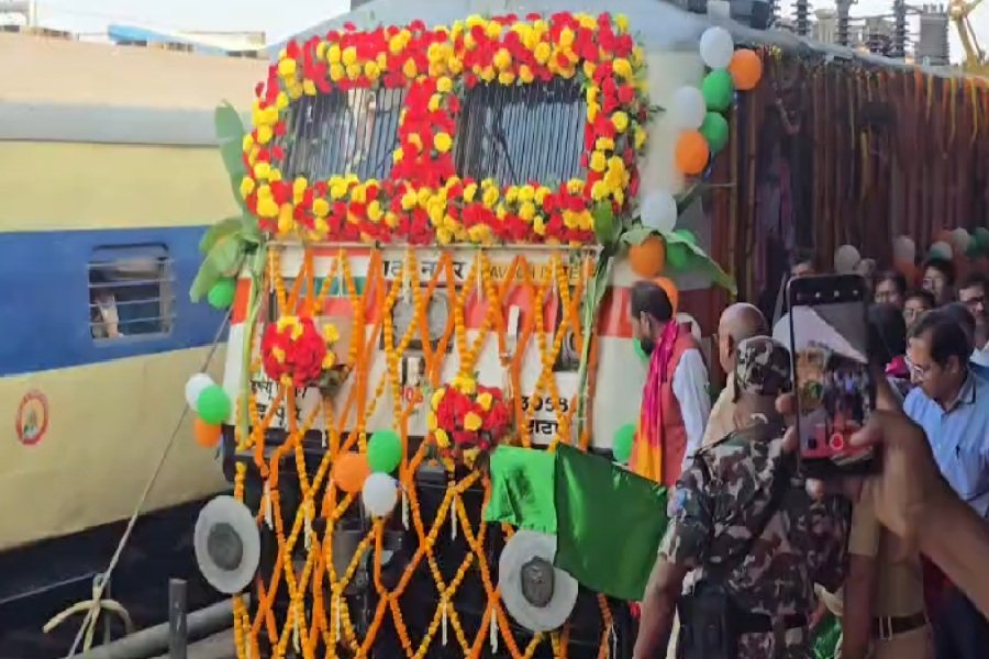 Jamshedpur News: रेल मंत्री अश्विनी वैष्णव ने वीडियो कॉन्फ्रेंसिंग के जरिए टाटानगर से खातीपुरा के लिए हरी झंडी दिखाकर रवाना की नई ट्रेन, राजस्थान की यात्रा हुई आसान