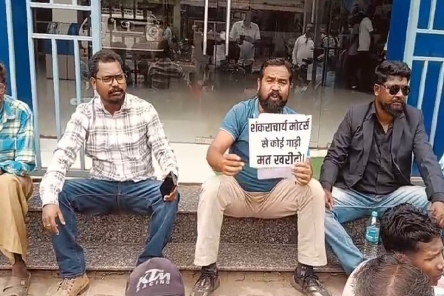 Chaibasa News: चाईबासा में शंकराचार्य मोटर्स के बाहर ग्राहकों का धरना, लाखों रुपये लेकर गाड़ी नहीं देने का आरोप