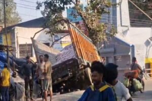 Jamshedpur News: सुंदरनगर चौक पर फल दुकान में घुसा ट्रक, दुकानदार को हुआ नुकसान