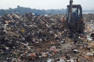 Adityapur News: छठ से पहले खरकई नदी किनारे कचरे का अंबार, सफाई व्यवस्था पर उठे सवाल