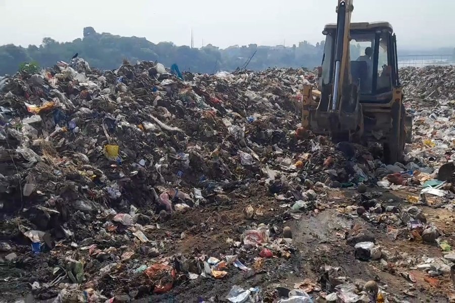 Adityapur News: छठ से पहले खरकई नदी किनारे कचरे का अंबार, सफाई व्यवस्था पर उठे सवाल