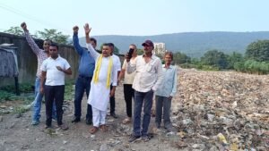 Jamshedpur News: डिमना में कचरा डंपिंग यार्ड के खिलाफ लोगों का विरोध, गेट बंद कर रोकी गाड़ियों की एंट्री