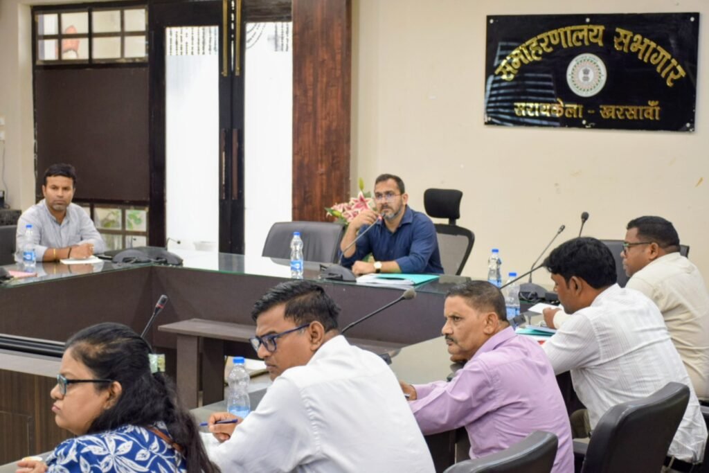 Saraikela News: सरायकेला में जल जीवन मिशन की धीमी रफ्तार पर उपायुक्त नाराज, लापरवाह संवेदकों को ब्लैकलिस्ट करने का निर्देश