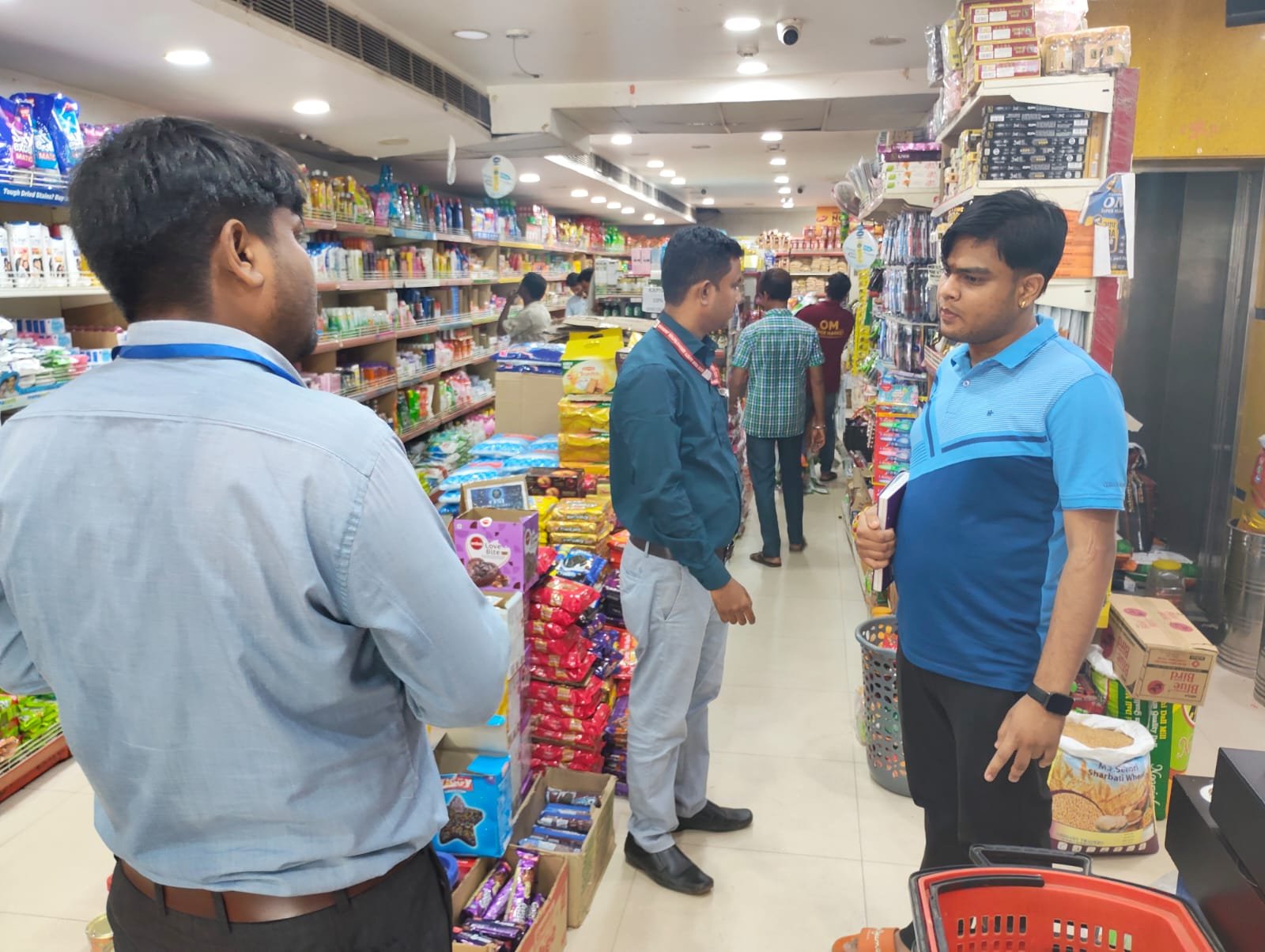 Saraikela News: सरायकेला में खाद्य सुरक्षा विभाग की बड़ी कार्रवाई, थोक बाजार और ओम सुपर मार्केट से सूजी-मैदा के नमूने जब्त