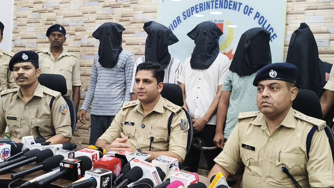 Jamshedpur News: जमशेदपुर में ब्राउन शुगर के खिलाफ पुलिस का बड़ा एक्शन, 80 पुड़िया के साथ पांच युवक गिरफ्तार