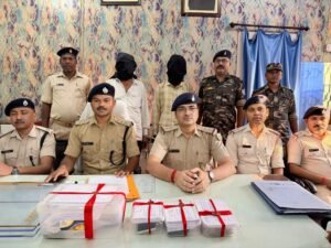 Saraikela News: चांडिल डकैती कांड का खुलासा, 24 लाख के सोने-चांदी के जेवर बरामद, दो गिरफ्तार Saraikela News: चांडिल डकैती कांड का खुलासा, 24 लाख के सोने-चांदी के जेवर बरामद, दो गिरफ्तार