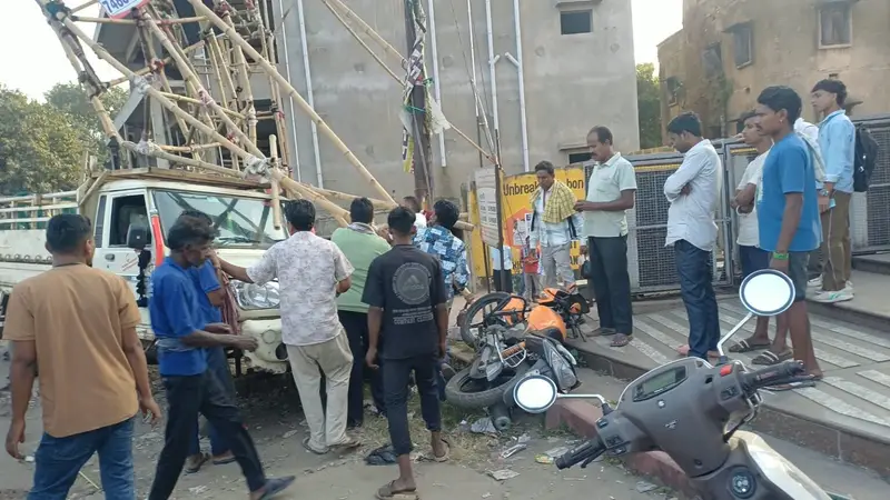 Adityapur News: आदित्यपुर में नशे में धुत चालक ने दुर्गा पूजा गेट को मारी टक्कर, बाइक भी क्षतिग्रस्त