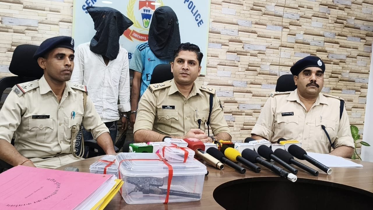 Jamshedpur Crime News: कदमा में लोडेड देशी कट्टा के साथ दो युवक गिरफ्तार, आईफोन और दो गोलियां बरामद