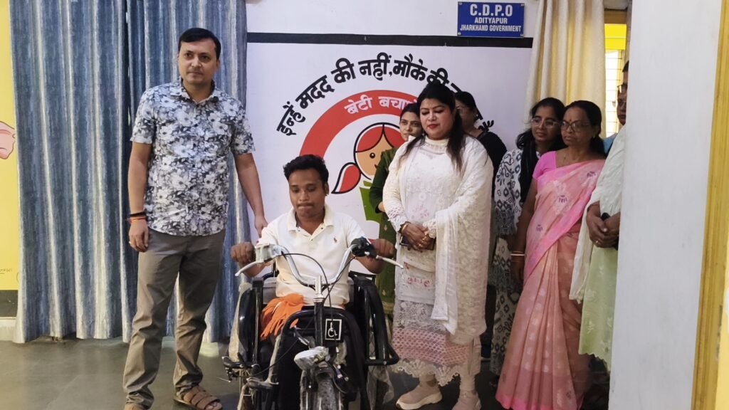 Gamharia News: गम्हरिया में दिव्यांग को मिली इलेक्ट्रिक ट्राईसाइकिल, अब आसान होंगे रोजमर्रा के काम
