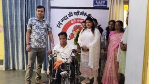 Gamharia News: गम्हरिया में दिव्यांग को मिली इलेक्ट्रिक ट्राईसाइकिल, अब आसान होंगे रोजमर्रा के काम Gamharia News: गम्हरिया में दिव्यांग को मिली इलेक्ट्रिक ट्राईसाइकिल, अब आसान होंगे रोजमर्रा के काम