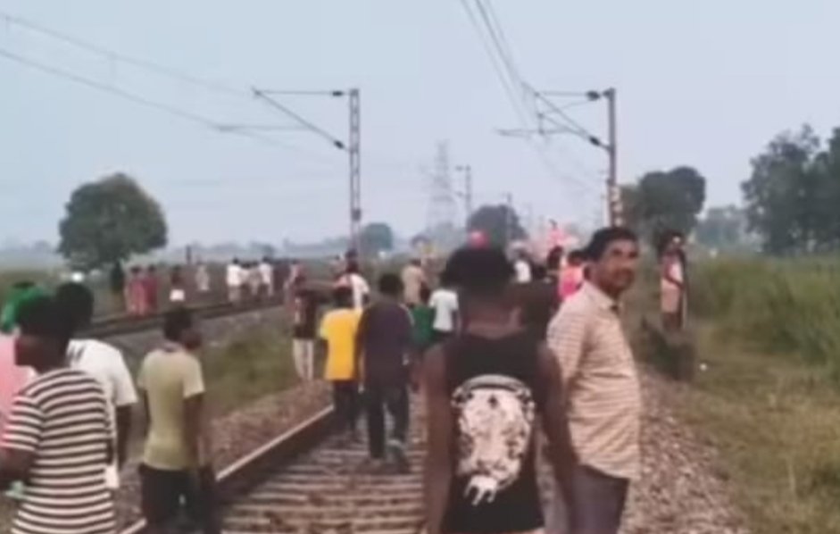 Chakradharpur News:  रेलवे ट्रैक पर हाथियों के झुंड का डेरा, चार एक्सप्रेस ट्रेनें रुकीं, यात्रियों की बढ़ी परेशानी