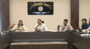Saraikela News: सरायकेला में स्कूलों से गायब रहने वाले शिक्षकों पर होगी कार्रवाई, लापरवाही पर वेतन रोकने का निर्देश